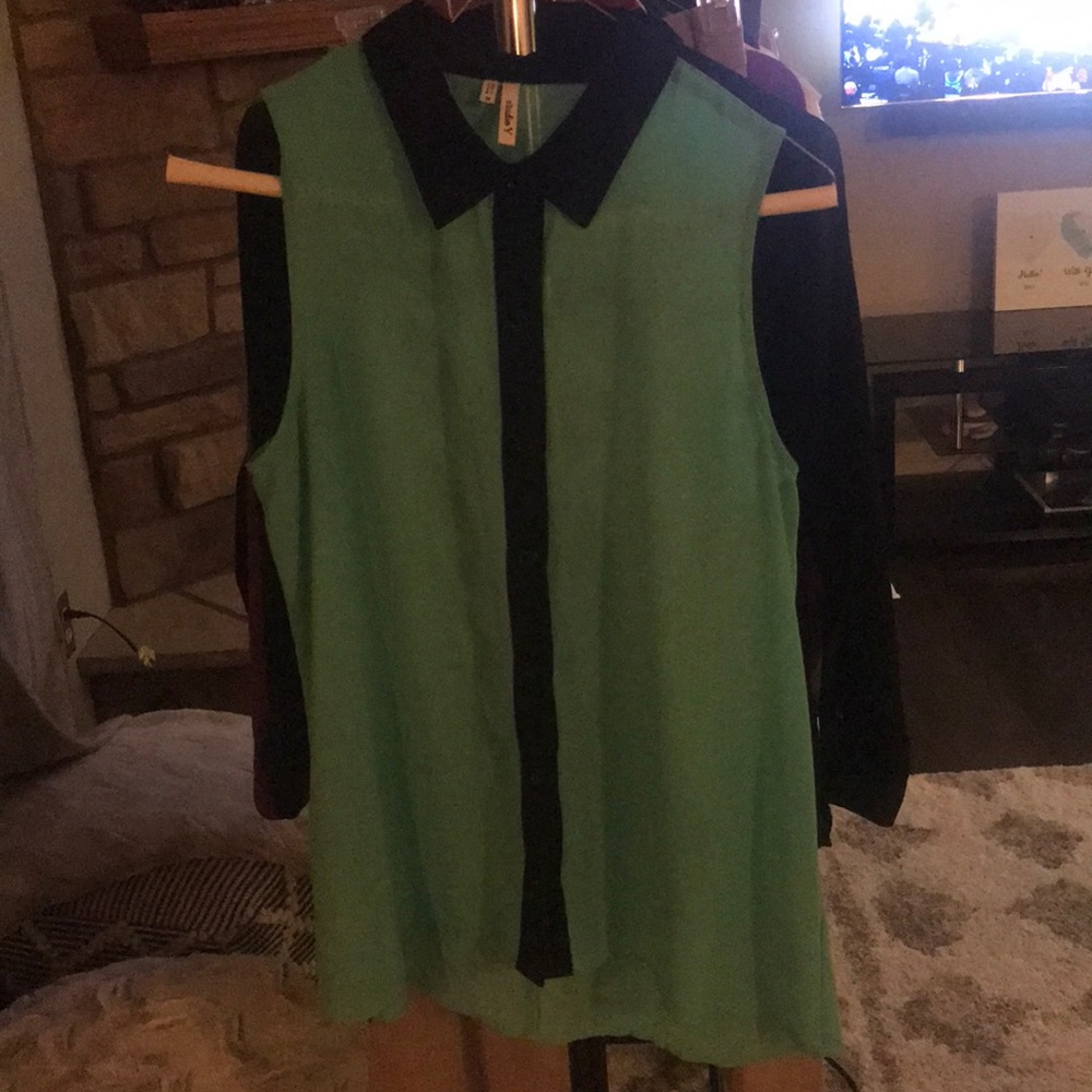 Size 8-10: Sea green and black trim flowing top.